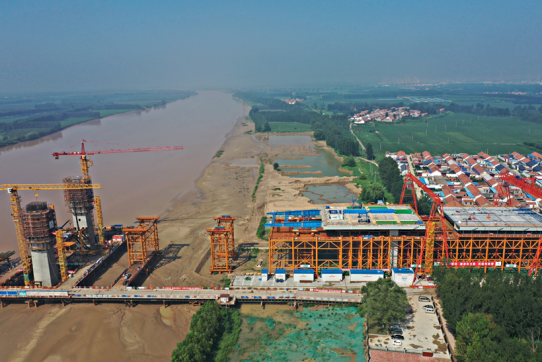 沾化至臨淄高速公路成功開展國內首次帶橋面板全斷面頂推施工