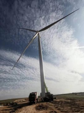 【抓作風(fēng) 創(chuàng)效益】第四工程公司寧夏風(fēng)電基礎(chǔ)項目第一臺風(fēng)力發(fā)電順利安裝完成