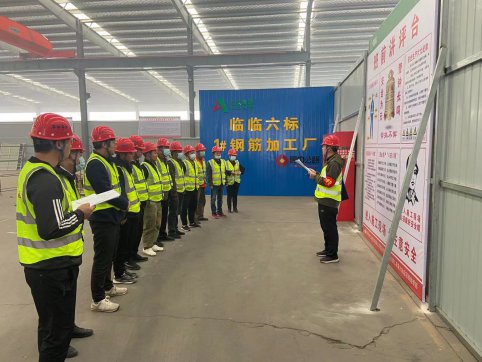 臨臨六標(biāo)項(xiàng)目部組織鋼筋籠制作、安裝安全技術(shù)交底會(huì)